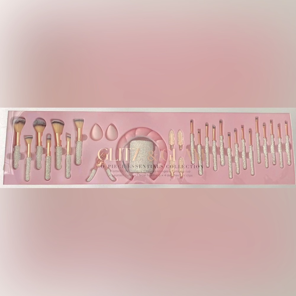 🩷GLITZ AND GLAM🩷TIKTOK VIRAL Rhinestone makeup brush set (5 set available)
